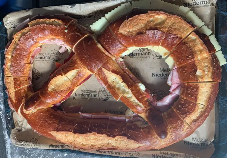 Gefüllter Laugenbretzel